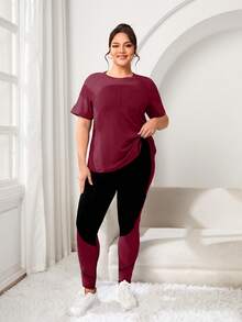 SHEIN Rhythm Era طقم رياضي للنساء مقاس كبير تي شيرت برقبة دائرية وأكمام راغلان قصيرة مع بنطال ضيق بألوان متباينة - روز أحمر - مشاهدة 5