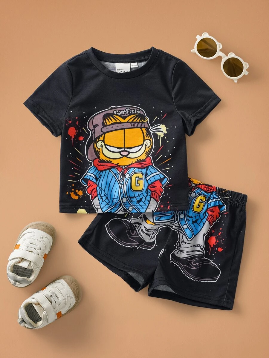 GARFIELD | SHEIN طقم كاجوال يومي للأطفال الذكور بتصميم كرتوني، تي شيرت بأكمام قصيرة وشورت - الأسود - مشاهدة 1