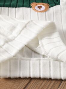 SHEIN Playful Pals 柔軟刷毛布料熊刺繡圖案對比色男嬰休閒套裝 - 墨綠色 - 查看 13