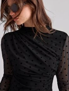 Ontre 女款杏色黑色波點植絨高彈力網布舒適修身正肩長袖小高領打底上衣，蕾絲飾邊胸前裝飾拼接，四季百搭現代都市時尚商務休閒通勤辦公穿搭，低調老錢風優雅高端高品質機場穿搭女款T恤 - 黑色 - 查看 7