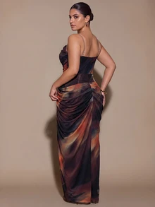 SHEIN BAE CURVE فستان نسائي مقاس كبير بنمط تاي داي بدون حمالات مع كشكشة وفتحة جانبية في الحافة - متعدد الألوان - مشاهدة 3
