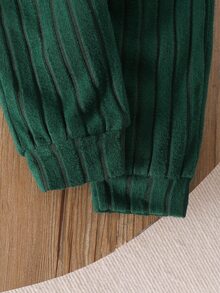 SHEIN Playful Pals 柔軟刷毛布料熊刺繡圖案對比色男嬰休閒套裝 - 墨綠色 - 查看 10