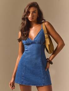 Athîral Denim 女款彈力牛仔細肩帶V領無袖藍色休閒性感貼身迷你洋裝，適合約會之夜、派對、夏季休閒與度假 - 中等水洗藍 - 查看 5