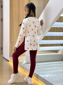 SHEIN 女童青少年女孩秋冬休閒街頭風櫻桃字母標語印花開衩下擺長版T恤與修身內搭褲2件套，酒紅色 - 酒紅色 - 查看 2