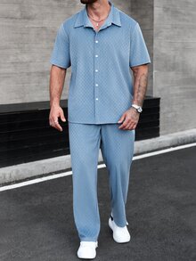 Manfinity Homme 大尺碼男士紋理短袖襯衫與口袋長褲套裝 - 藍色 - 查看 1