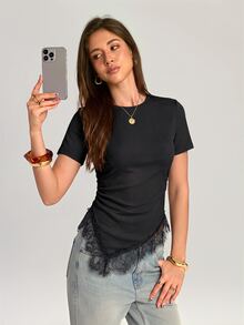 Firerie 女款簡約優雅休閒度假通勤修身T恤上衣，黑色短袖收腰不對稱下擺蕾絲飾邊，適合度假、海灘、假日穿搭 - 黑色 - 查看 4