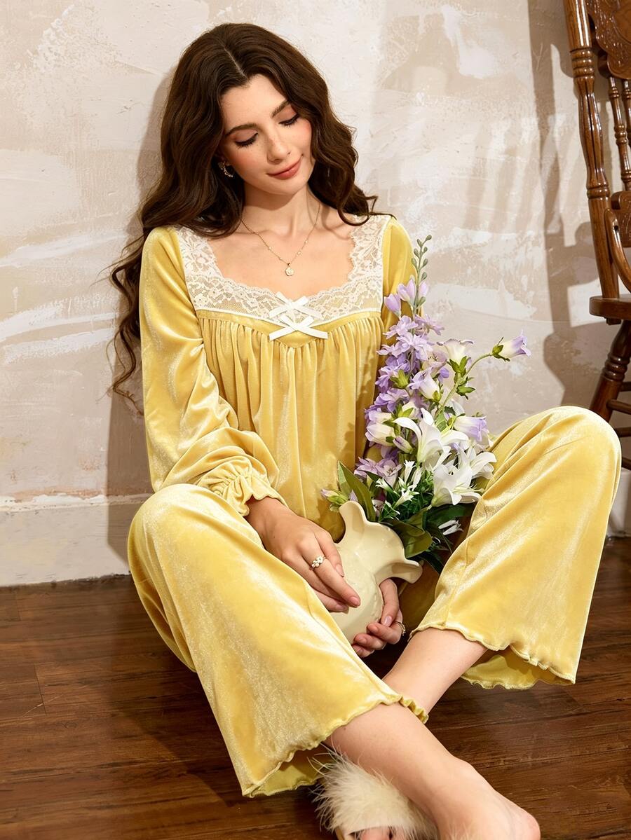 طقم بيجامة نسائي من Côtesoire بأسلوب فرنسي، مخمل أخضر أفوكادو، بتصميم مكشكش وياقة مربعة مع دانتيل متباين - أصفر - مشاهدة 1