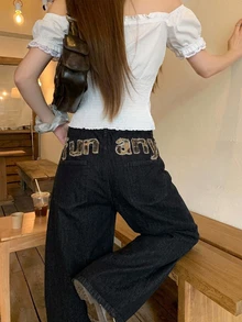 DAZY 女款休閒日常牛仔褲，附口袋、鈕扣與字母圖案 - 黑色 - 查看 4