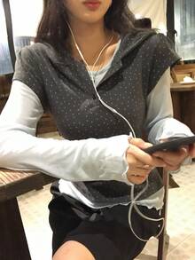 DAZY طقم نسائي من قطعتين بأسلوب كوري، ملابس علوية علوية بطبقات وألوان متباينة مع طباعة نقاط بولكا وغطاء رأس، وبلوزة بأكمام طويلة - الأزرق - مشاهدة 3