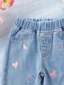 SHEIN Vintaside Kids 女嬰牛仔長褲，可愛俏皮風，四季新款，藍色與粉色復古休閒彈性腰設計，愛心刺繡，酸洗，錐形 - 淺藍色 - 查看 4
