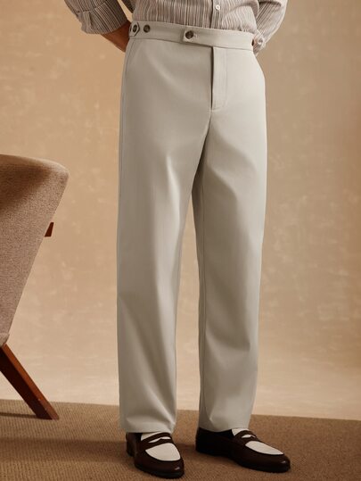 Core Aspect Calças de Vestir Masculinas Primavera/Verão 2026 Off White, Cintura Alta, Corte Reto e Comprimento Cropped, Decoração de Botões Laterais no Tornozelo