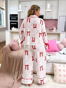 Slumberry CURVE طقم بيجامة مقاس كبير بأكمام طويلة وأزرار أمامية وياقة مع ربطة وفيونكة بطبعة مربعات - متعدد الألوان - مشاهدة 2