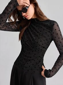 Ontre 女款杏色黑色波點植絨高彈力網布舒適修身正肩長袖小高領打底上衣，蕾絲飾邊胸前裝飾拼接，四季百搭現代都市時尚商務休閒通勤辦公穿搭，低調老錢風優雅高端高品質機場穿搭女款T恤 - 黑色 - 查看 1