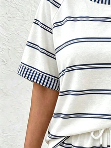 SHEIN LUNE 夏季出遊套裝 大尺碼女款 T恤短褲套裝 經典條紋印花圖案 圖像設計 休閒百搭風格 海灘度假穿著 日常穿搭 - 彩色 - 查看 4