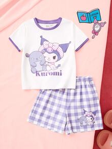 HELLO KITTY AND FRIENDS | SHEIN طقم ملابس منزلية للبنات الصغيرات مكون من توب بأكمام قصيرة مطبوع عليه حروف وشورت كاروهات - متعدد الألوان - مشاهدة 1