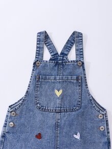 SHEIN Genkimix Kids 女童牛仔吊帶褲，淺藍色水洗牛仔布，多色愛心刺繡，前胸口袋，可調節金屬扣肩帶，直筒寬腿版型。適合全年日常穿著，可搭配T恤，休閒甜美風格，適合校園、購物、外出等場合 - 淺色水洗藍 - 查看 6