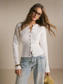 Poéselle 女款白色麻花編織開襟衫－修身圓領前扣開襟長袖針織衫，顯瘦羅紋腰部設計，適合聖誕新年秋冬穿搭 - 米色 - 查看 5