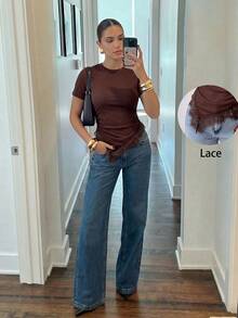 Firerie 女款極簡優雅休閒度假通勤修身T恤上衣，深棕色短袖收腰不對稱下擺蕾絲飾邊拼接 - 棕色 - 查看 1
