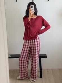 DAZY Bộ đồ ngủ nữ gồm áo tay dài cổ tròn cài nút màu trơn và quần kẻ caro - Đỏ - Xem 6