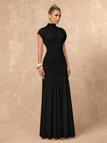 Lumalex Rok Bodycon Lengan Pendek Kerah Tinggi Bahan Jala Lembut yang Mengalir dengan Pinggang Berkerut dan Model Mengembang Penuh - Hitam - View 3