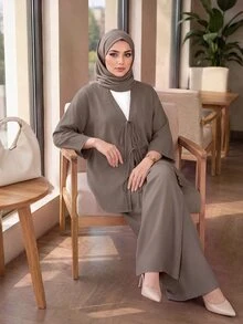 SHEIN Lady CURVE طقم نسائي مقاس كبير بلون موحد، توب بياقة V وأكمام 3/4 مع عقدة وبنطلون طويل فضفاض من قطعتين - كاكي - مشاهدة 5