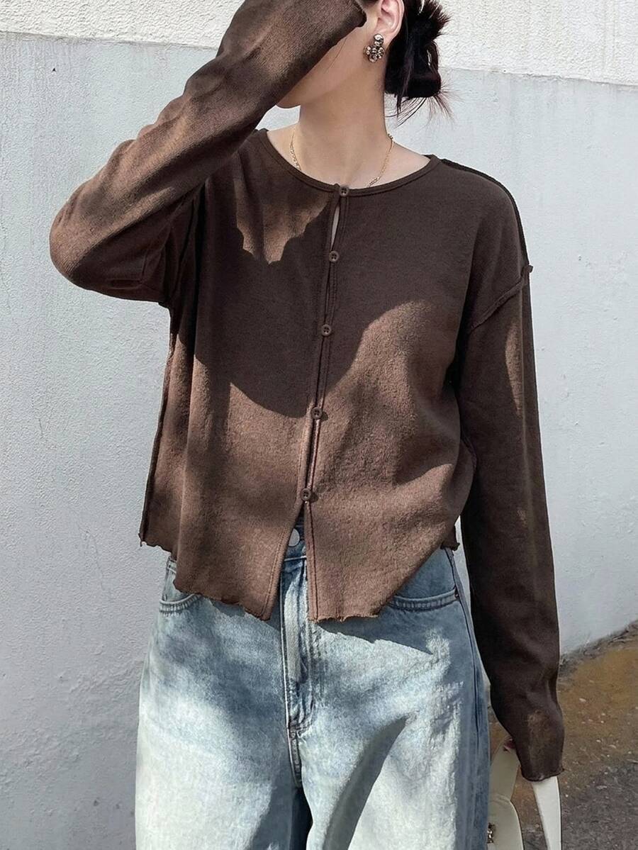 FRIFUL 女款灰色素色圓領長袖對比飾邊鈕扣寬鬆休閒百搭T恤，適合秋季 - 棕色 - 查看 1