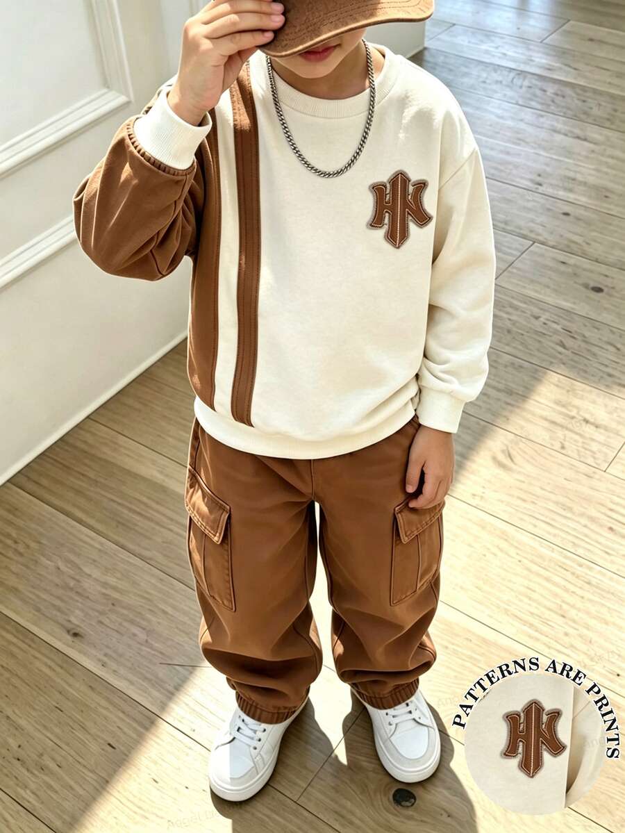 2件組小男孩圓領衛衣與工裝褲套裝，拼接條紋印花設計，適合假期派對、春秋冬季，休閒舒適，秋季首選，時尚休閒穿搭，秋冬街頭風，戶外休閒套裝，返校派對，適合戶外活動 - 彩色 - 查看 1
