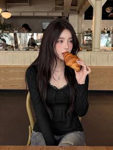 Sweetina 女款長袖收腰蝴蝶結裝飾蕾絲拼接純色休閒T恤 - 黑色 - 查看 4