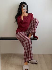 DAZY Bộ đồ ngủ nữ gồm áo tay dài cổ tròn cài nút màu trơn và quần kẻ caro - Đỏ - Xem 5