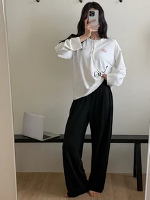 DAZY طقم ملابس منزلية للنساء بتصميم طباعة حروف وأكمام طويلة وأكتاف منسدلة وفتحة نصفية بأزرار، تي شيرت وبنطلون - أبيض - مشاهدة 3