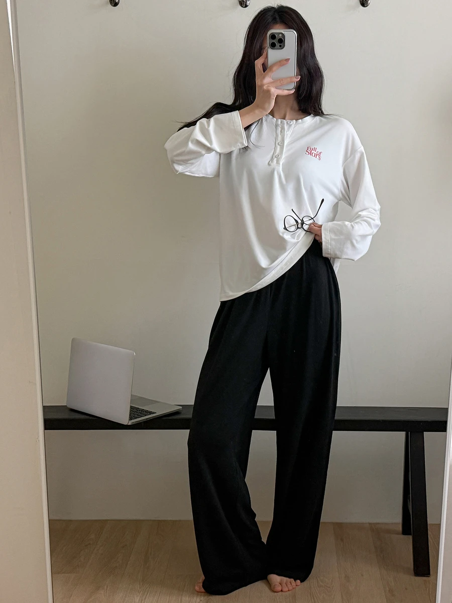 DAZY 女款字母印花落肩長袖半開襟鈕扣T恤與長褲居家休閒套裝 - 白色 - 查看 1