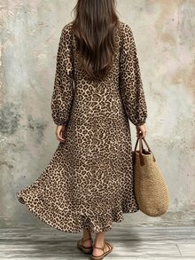 SHEIN PariChic فستان نسائي بطبعة نمر برقبة عالية وأكمام طويلة وحافة مكشكشة وخصر عالي بتصميم عصري - كاكي - مشاهدة 2