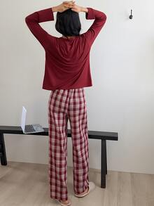 DAZY Bộ đồ ngủ nữ gồm áo tay dài cổ tròn cài nút màu trơn và quần kẻ caro - Đỏ - Xem 2