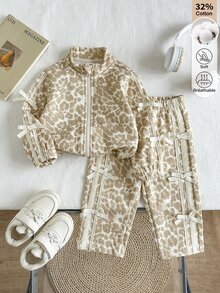 SHEIN Playful Pals 女嬰秋冬杏色豹紋立領拉鍊夾克上衣，附蝴蝶結裝飾長袖，搭配直筒長褲，可愛休閒套裝，適合室內、戶外、散步及其他活動 - 彩色 - 查看 4