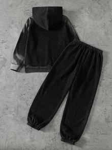 SHEIN Vacaura 2件組男孩連帽衛衣與運動長褲套裝，初秋新品，返校必備，高級灰色極簡高街風，長袖套頭連帽衫搭配抽繩收口運動長褲，經典深色十字花卉圖案點綴，男孩休閒街頭風，初秋校園與街頭外出穿搭 - 黑色 - 查看 2