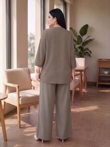 SHEIN Lady CURVE طقم نسائي مقاس كبير بلون موحد، توب بياقة V وأكمام 3/4 مع عقدة وبنطلون طويل فضفاض من قطعتين - كاكي - مشاهدة 2