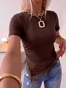 Firerie 女款極簡優雅休閒度假通勤修身T恤上衣，深棕色短袖收腰不對稱下擺蕾絲飾邊拼接 - 棕色 - 查看 7