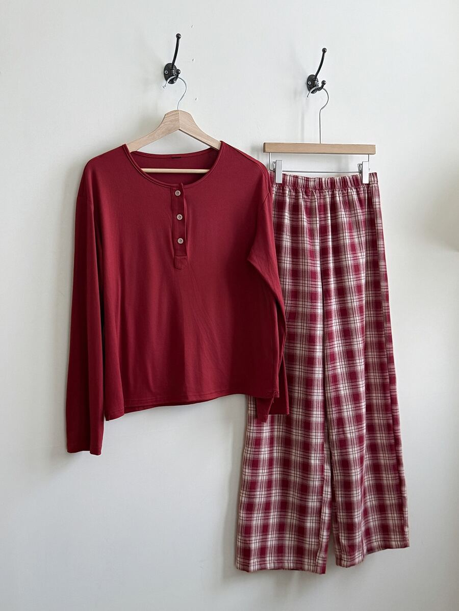DAZY Bộ đồ ngủ nữ gồm áo tay dài cổ tròn cài nút màu trơn và quần kẻ caro - Đỏ - Xem 1