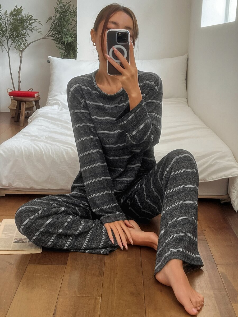 DAZY 女款條紋圓領落肩長袖上衣與長褲睡衣套裝 - 灰色 - 查看 1