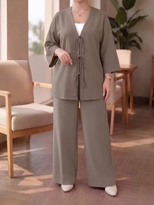 SHEIN Lady CURVE طقم نسائي مقاس كبير بلون موحد، توب بياقة V وأكمام 3/4 مع عقدة وبنطلون طويل فضفاض من قطعتين - كاكي - مشاهدة 7