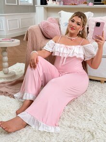 Slumberry CURVE طقم بيجامة مقاس كبير بحمالات سباغيتي وأكتاف مكشوفة مع حافة مكشكشة، حلوة وجميلة، قابلة للارتداء في الخارج - وردي - مشاهدة 1