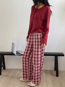 DAZY Bộ đồ ngủ nữ gồm áo tay dài cổ tròn cài nút màu trơn và quần kẻ caro - Đỏ - Xem 7