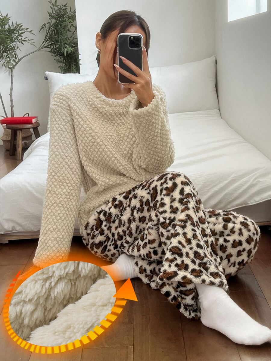 DAZY طقم ملابس نوم نسائي كاجوال يومي للمنزل، ملابس علوية بأكمام طويلة بلون سادة وبنطال طويل بطبعة نمر - لون مشمشي - مشاهدة 1
