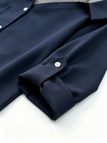 GlowEve CURVE 女款時尚休閒拼接撞色不對稱領短袖襯衫，適合日常、通勤、居家、商務穿著 - 藏蓝色 - 查看 5