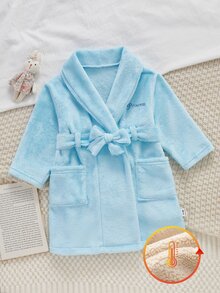 SHEIN 女嬰法蘭絨抓絨睡袍，秋冬長袖粉色浴袍，時尚休閒極簡居家服，胸前與背部精緻可愛英文刺繡，下擺口袋裝飾，繫帶收腰 - 淺藍色 - 查看 3