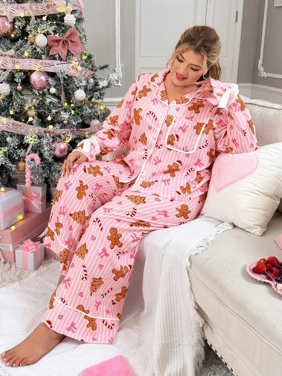 Slumberry CURVE طقم بيجامة مقاس كبير بأكمام طويلة وياقة أمامية بأزرار وفيونكة وطبعة قلوب مخططة - وردي - مشاهدة 1