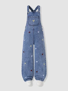 SHEIN Genkimix Kids 女童牛仔吊帶褲，淺藍色水洗牛仔布，多色愛心刺繡，前胸口袋，可調節金屬扣肩帶，直筒寬腿版型。適合全年日常穿著，可搭配T恤，休閒甜美風格，適合校園、購物、外出等場合 - 淺色水洗藍 - 查看 4