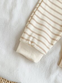 SHEIN Vintaside Kids 2件組男嬰幼兒運動衫+運動長褲套裝，可愛奶油卡其色熊圖案蝴蝶結條紋長袖圓領休閒戶外秋季連身衣假期裝 - 杏色 - 查看 6