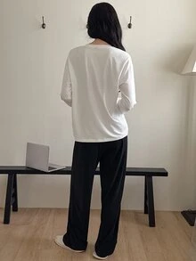 DAZY طقم ملابس منزلية للنساء بتصميم طباعة حروف وأكمام طويلة وأكتاف منسدلة وفتحة نصفية بأزرار، تي شيرت وبنطلون - أبيض - مشاهدة 2