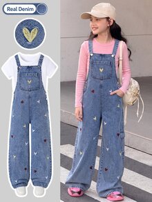 SHEIN Genkimix Kids 女童牛仔吊帶褲，淺藍色水洗牛仔布，多色愛心刺繡，前胸口袋，可調節金屬扣肩帶，直筒寬腿版型。適合全年日常穿著，可搭配T恤，休閒甜美風格，適合校園、購物、外出等場合 - 淺色水洗藍 - 查看 3